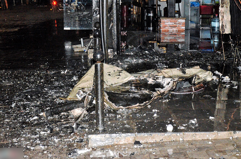 Hiện trường vụ cháy quán trà sữa Royal Tea ở Hồ Gươm Plaza